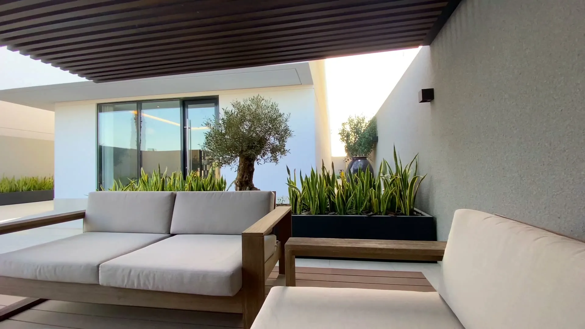 Terraza con puertas de cristal y ventanas de aluminio