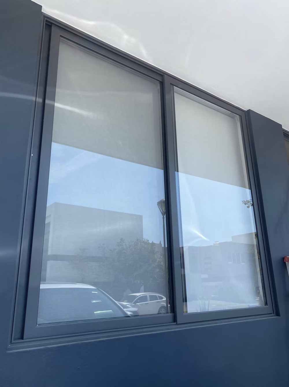 Ventanas de aluminio corredizas color gris instaladas en una casa de Zapopan