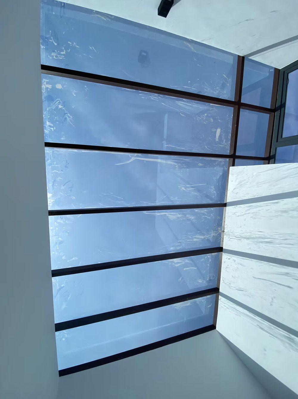 Domo de cristal con estructura de aluminio visto desde abajo